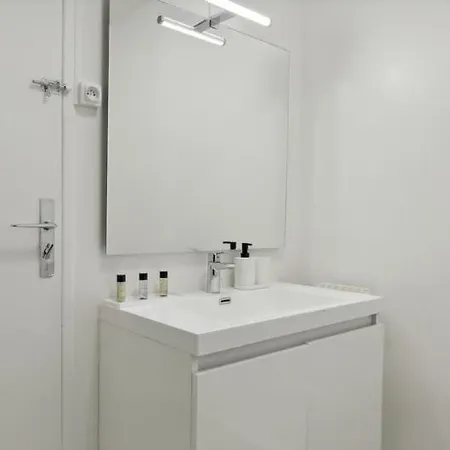 Cosy And Renovated In Heart Of Xvieme *